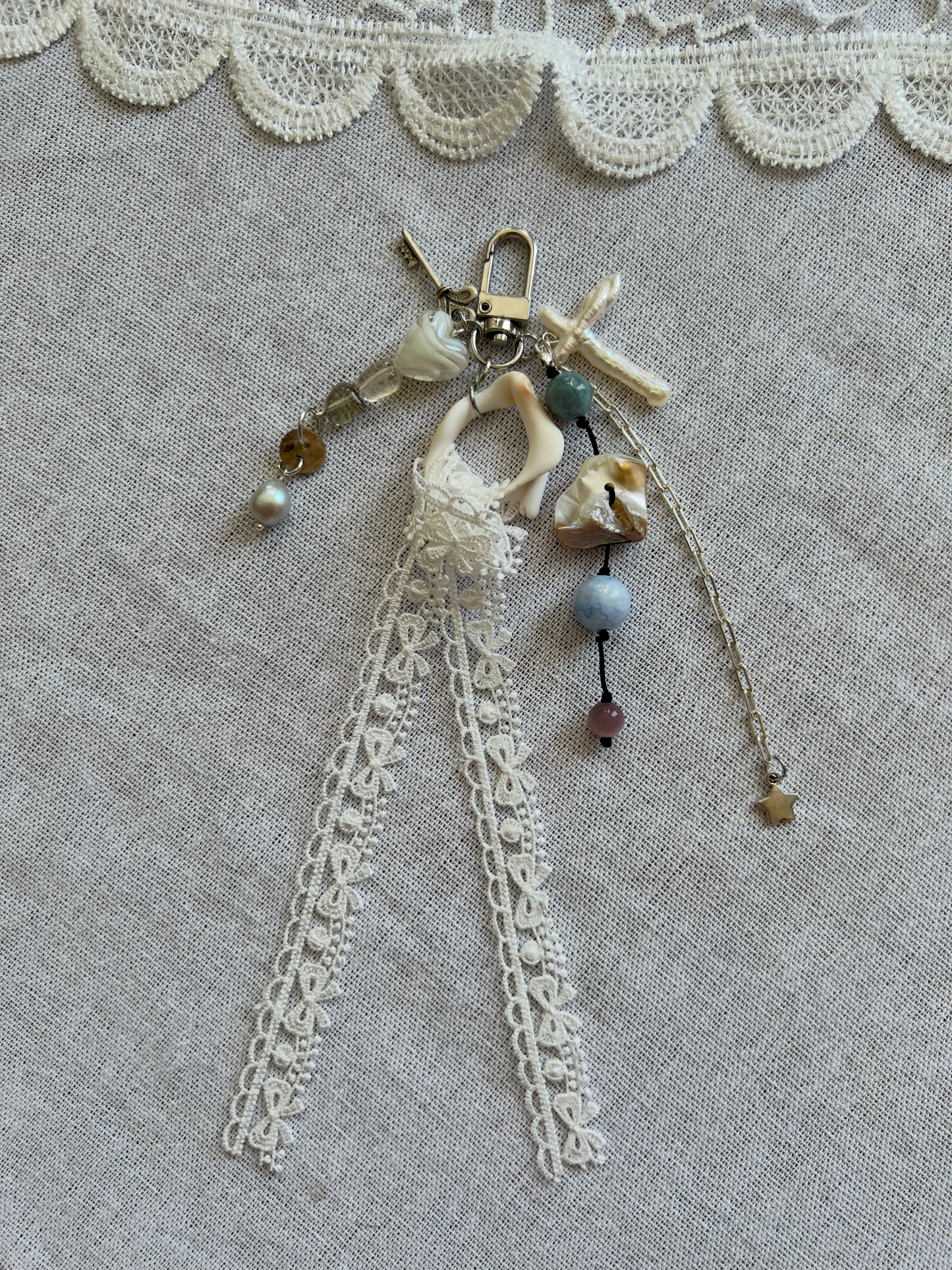 LACE SHELL KEYCHAIN