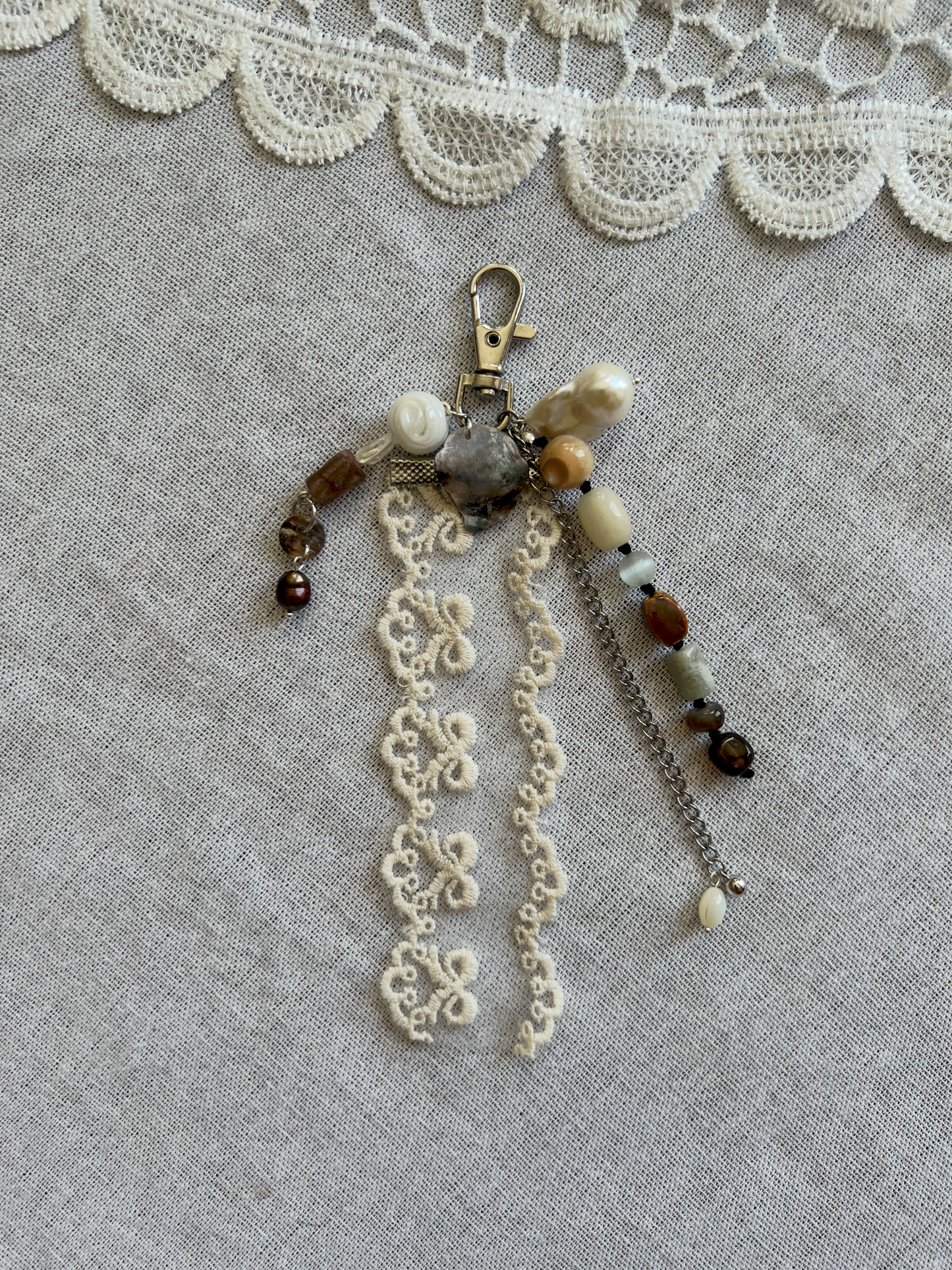 IVORY LACE SHELL KEYCHAIN