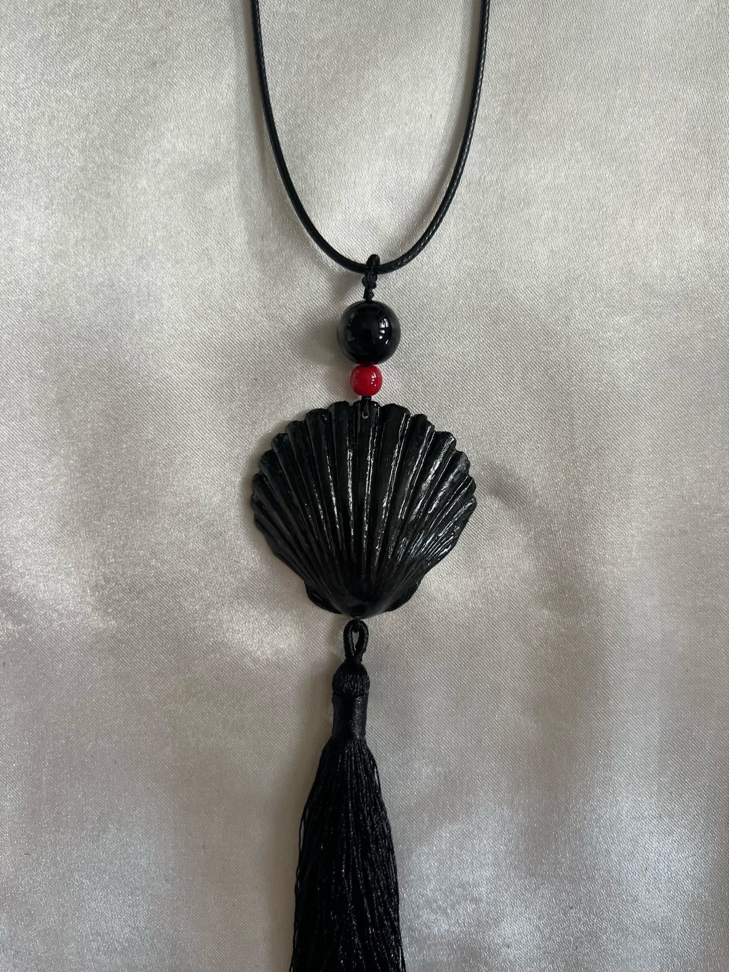 SCALLOP SHELL TASSEL NECKLACE BLACK