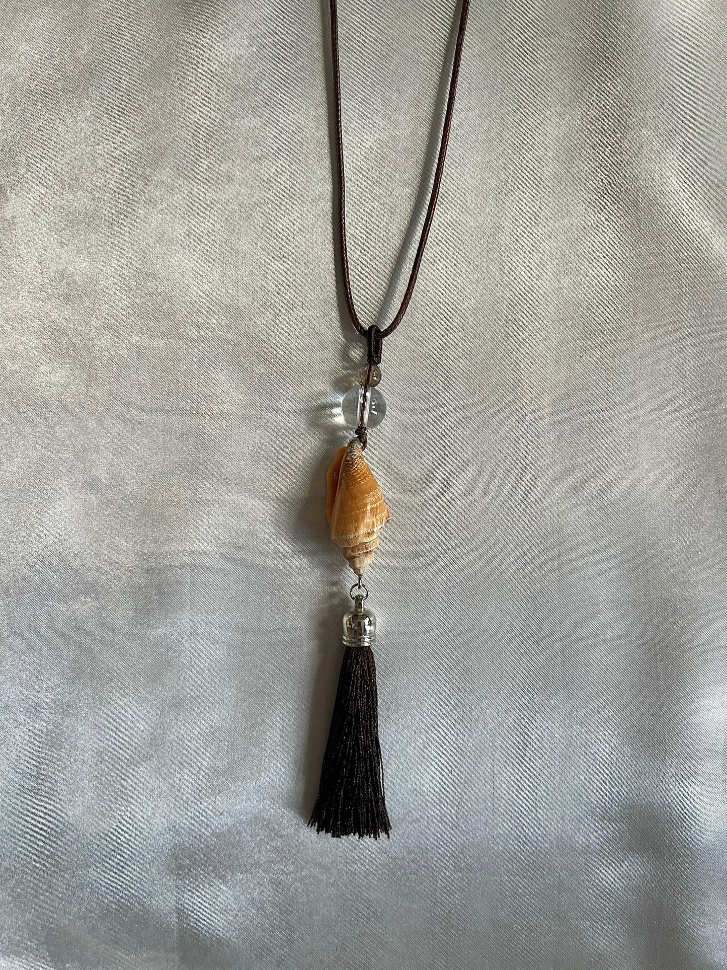 DOVE SHELL TASSEL NECKLACE BROWN