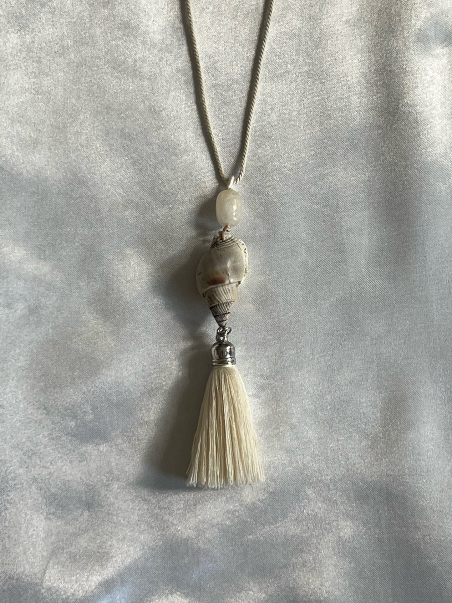 DOVE SHELL TASSEL NECKLACE BEIGE