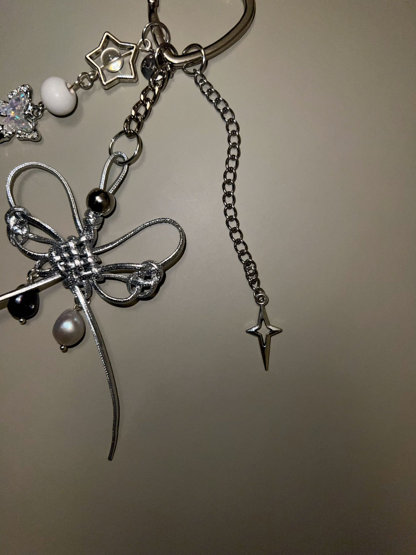 PEARLY FLUTTER KEYCHAIN