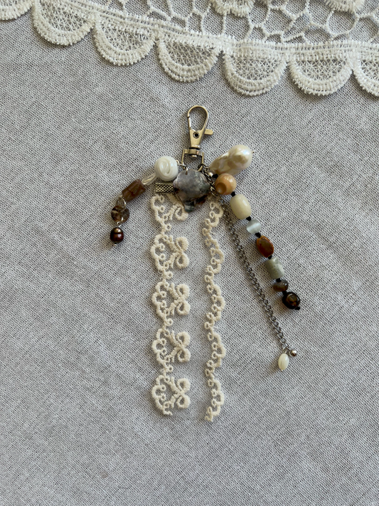 IVORY LACE SHELL KEYCHAIN