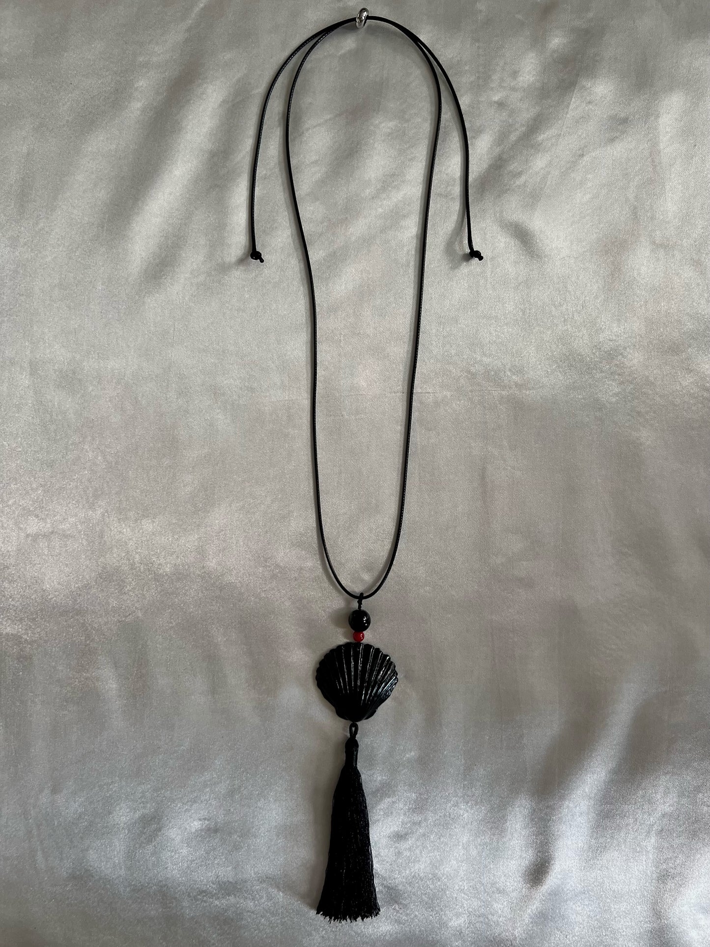 SCALLOP SHELL TASSEL NECKLACE BLACK