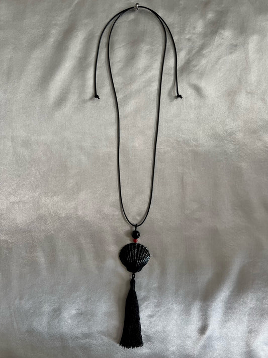 SCALLOP SHELL TASSEL NECKLACE BLACK