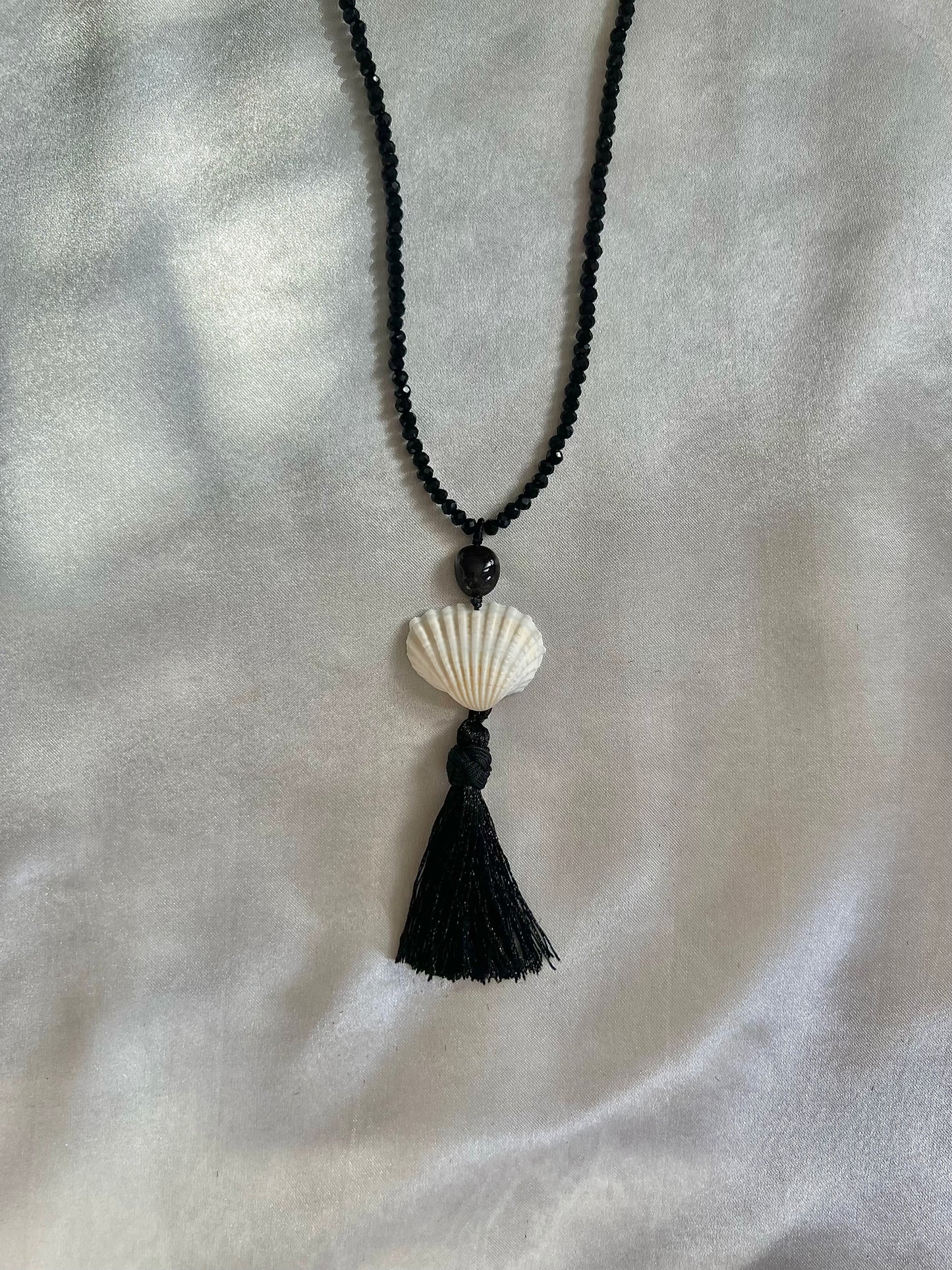 WHITE ARK SHELL TASSEL NECKLACE