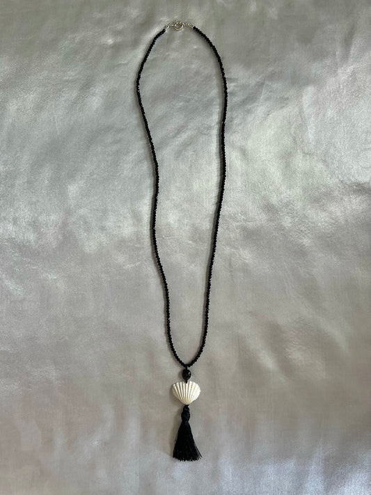 WHITE ARK SHELL TASSEL NECKLACE