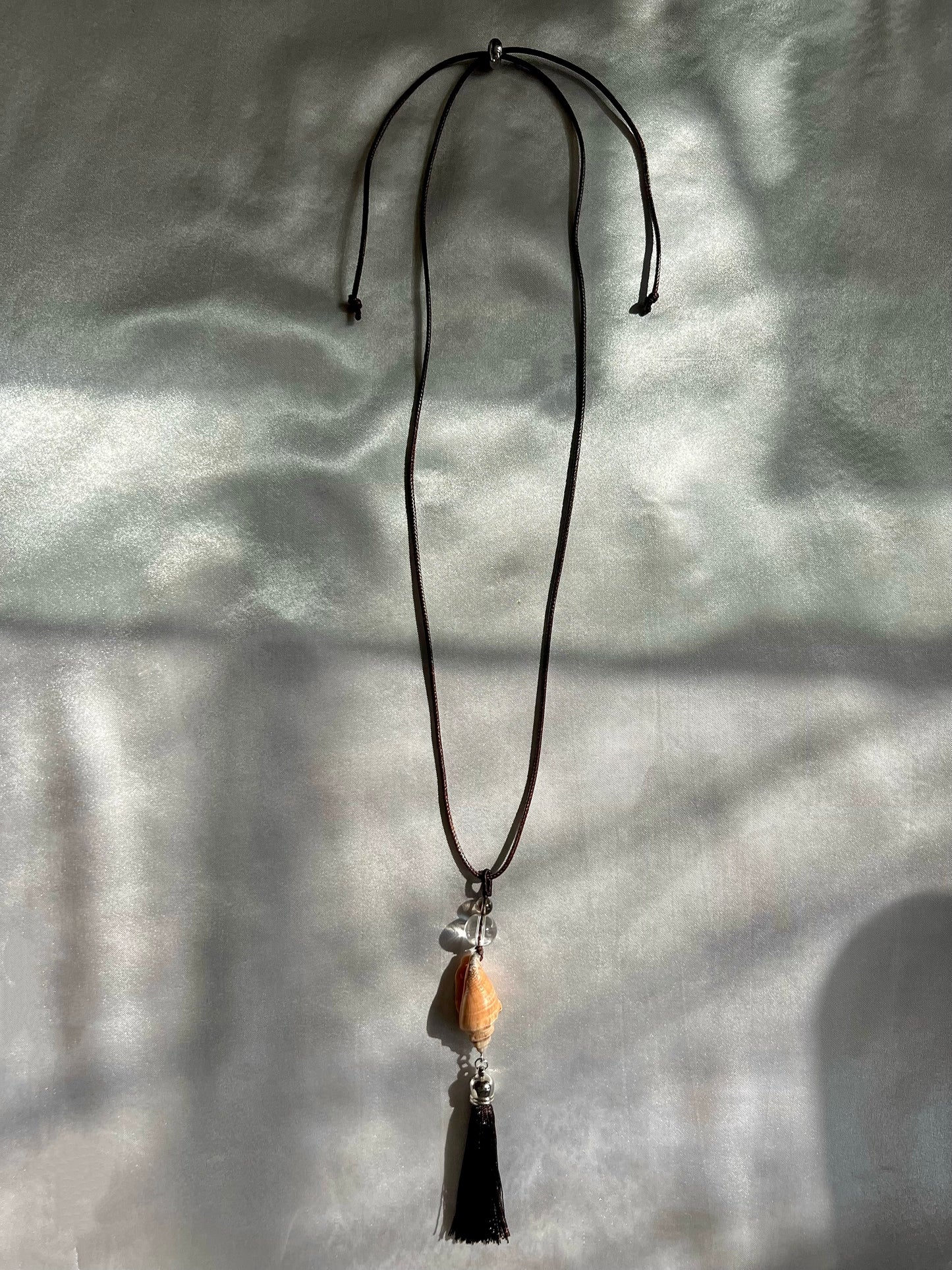 DOVE SHELL TASSEL NECKLACE BROWN