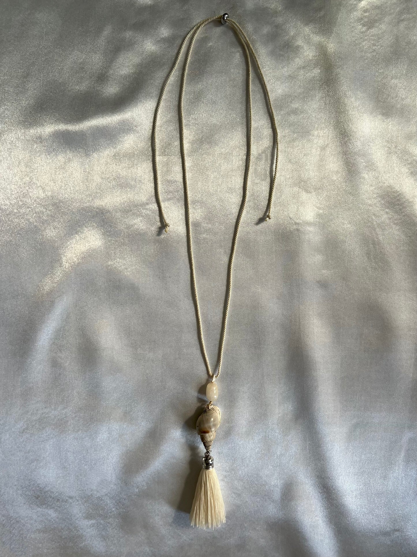 DOVE SHELL TASSEL NECKLACE BEIGE