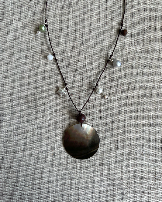 BLACK SHELL PENDANT NECKLACE