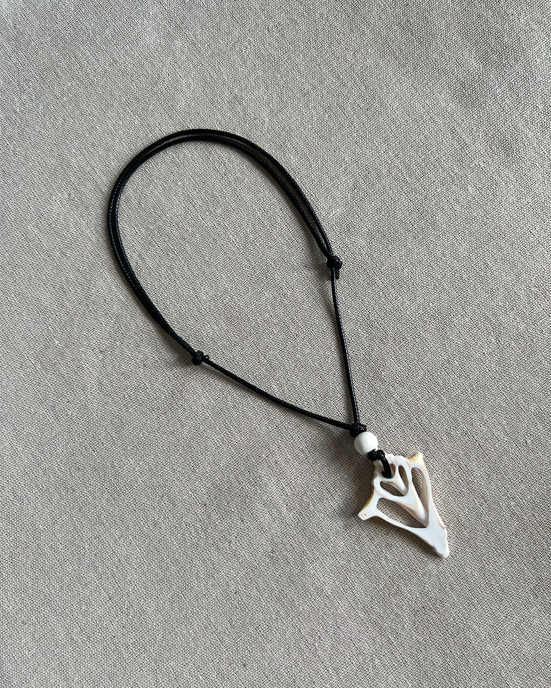 CONCH SHELL CORD NECKLACE - WHITE