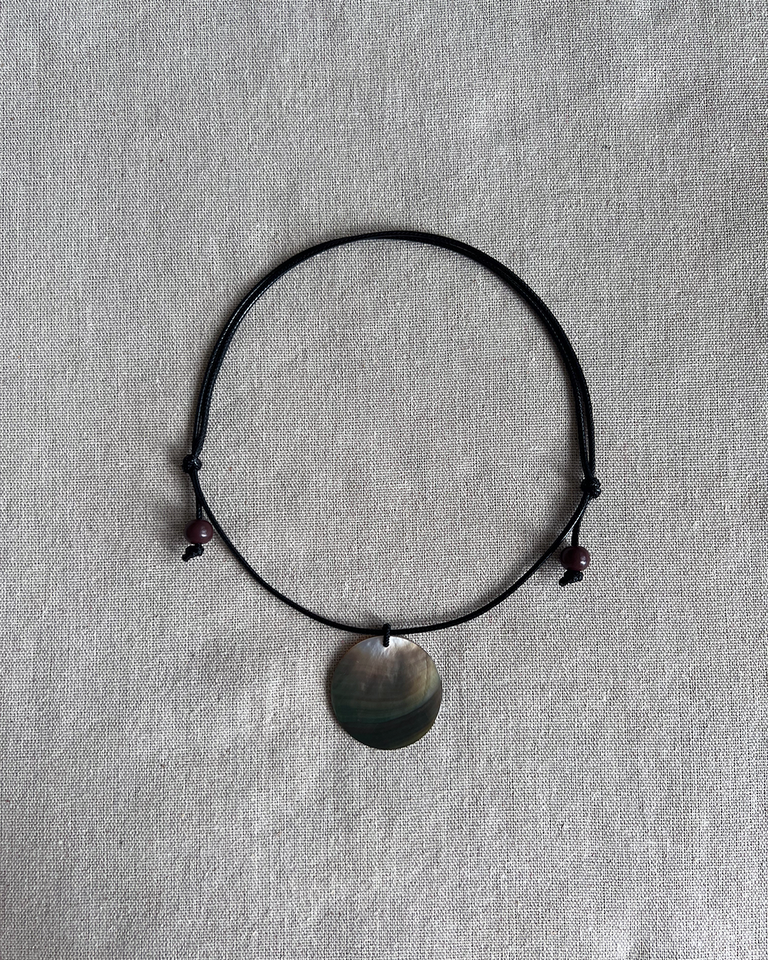 BLACK SHELL CORD NECKLACE