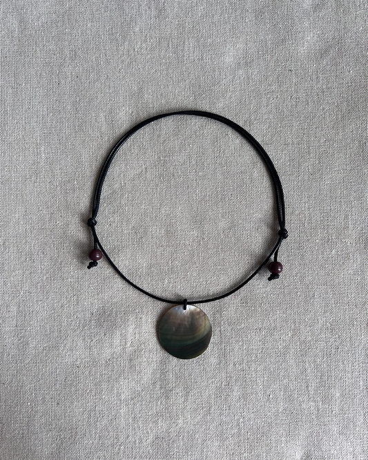 BLACK SHELL CORD NECKLACE