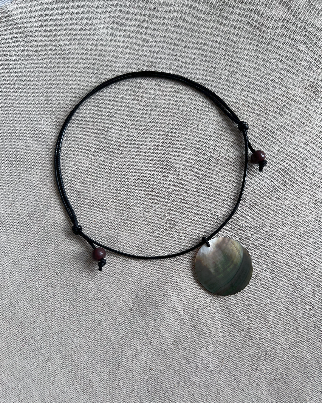 BLACK SHELL CORD NECKLACE